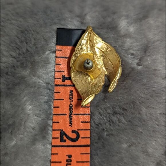 Vintage Goldtone Leaf Motif Pierced Earrings - Picture 2 of 9